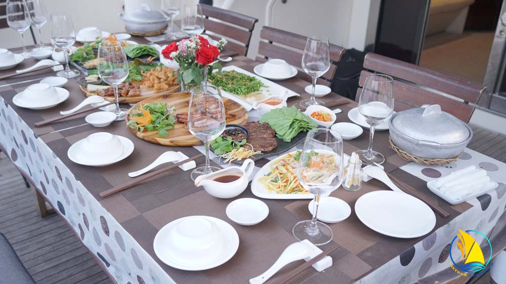 LUXURY DINNER TOUR ON SAIGON RIVER - EXPERIENCE THE PERFECT RELAXATION SPACE