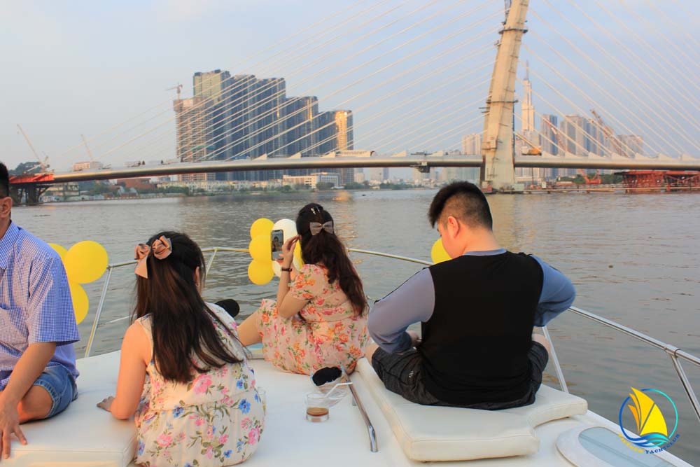 EXPERIENCE THE LUXURY LIFE WITH A LUXURY CRUISE TOUR ON THE SAIGON RIVER