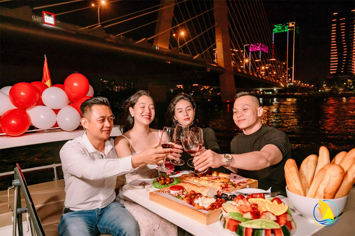 A LUXURIOUS EXPERIENCE ON THE SAIGON RIVER WITH THE GALEON 360 FLY CRUISE SHIP