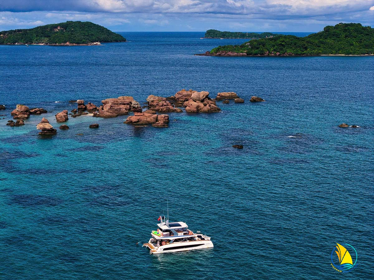 TRẢI NGHIỆM PHÚ QUỐC ĐẲNG CẤP VỚI DU THUYỀN BUỒM 2 THÂN CAO CẤP